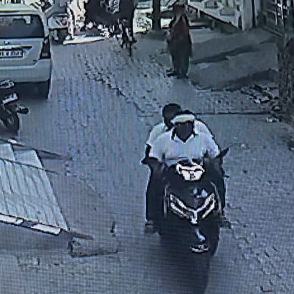 बैंक से निकाले रुपए लूटने की कोशिश, VIDEO:रिटायर्ड टीचर से एक लाख रुपए छीने, लोगों के आने पर पैसे छोड़कर भागे बदमाश