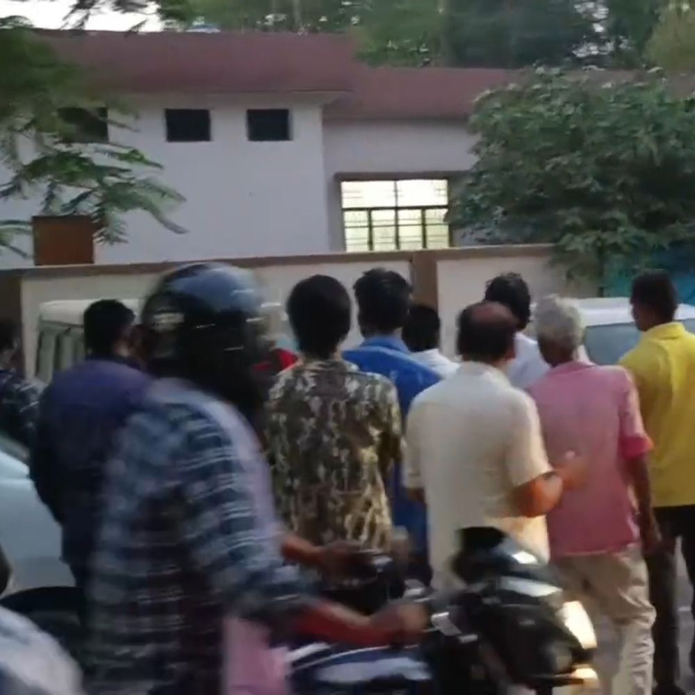 हरदोई जिला अस्पताल के पास अवैध टैक्सी स्टैंड:नशे में धुत चालकों की मारपीट का वीडियो आया सामने, महिलाएं और मरीज परेशान