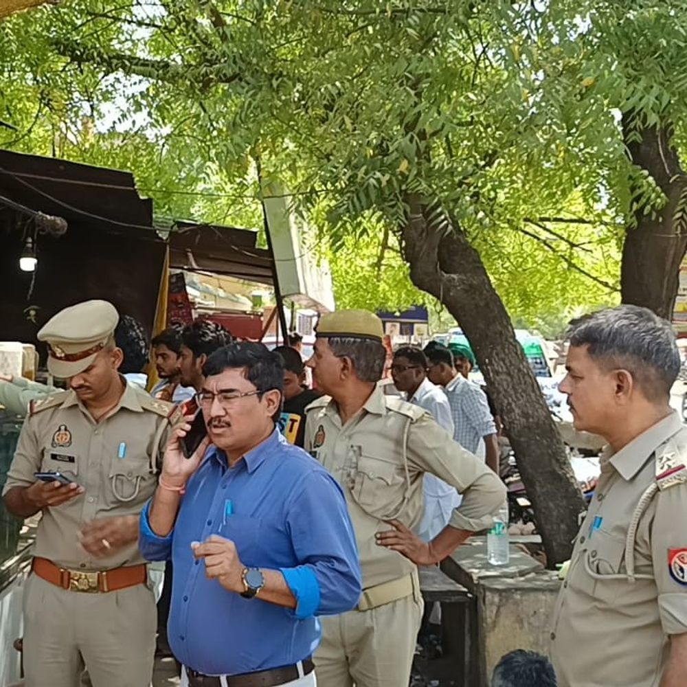 महोबा में खाद्य विभाग की छापेमारी:75 लोगों की तबीयत बिगड़ने के बाद दुकानों से खाद्य सामग्री के लिए सैंपल