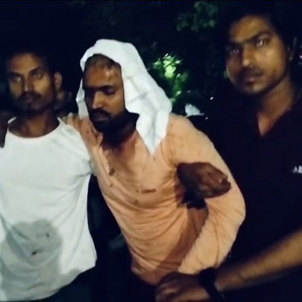 मेरठ में बाइक चलाने को लेकर विवाद:पड़ोसी ने परिजनों के साथ मिलकर मैकेनिक पर किया हमला, अस्पताल में भर्ती
