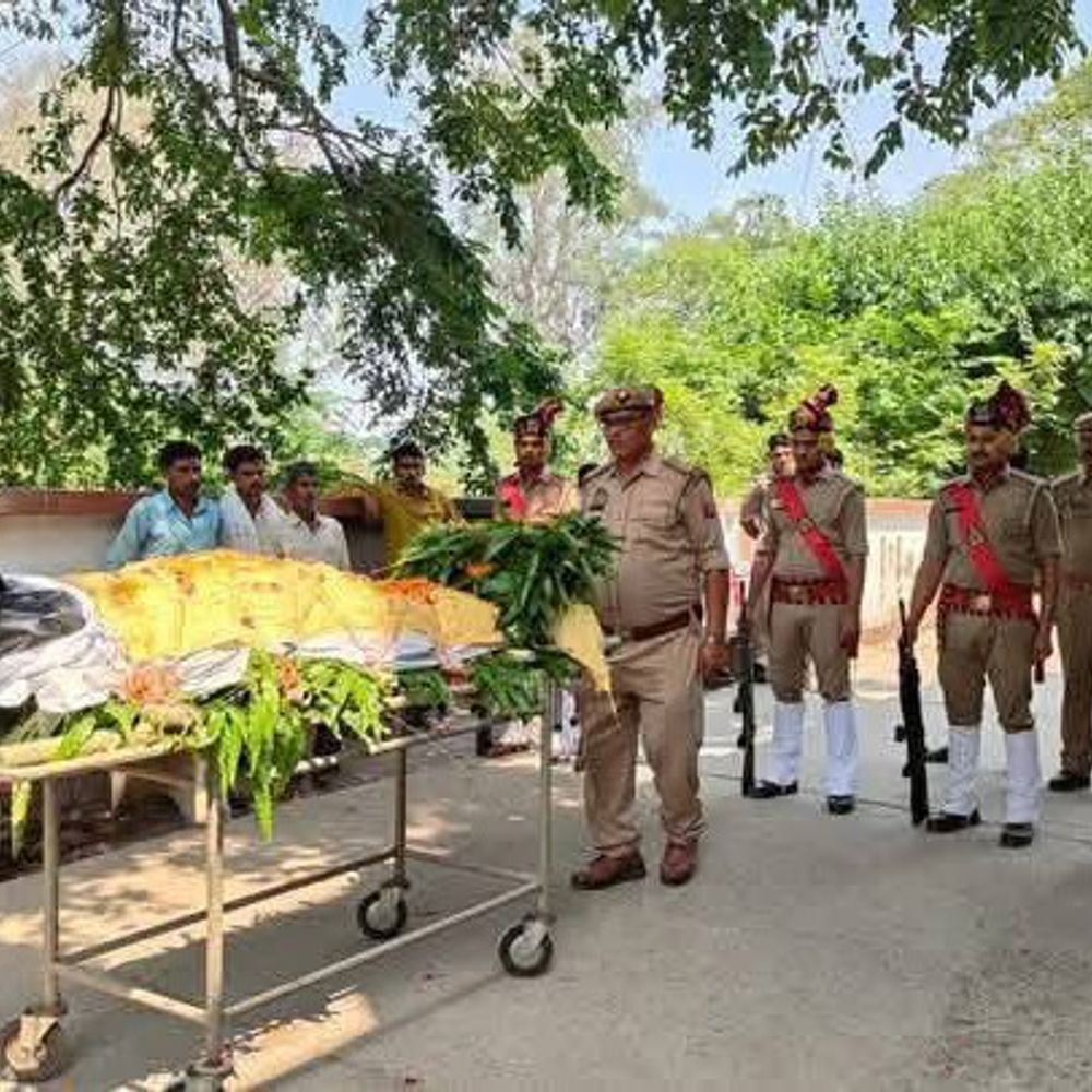 हेड कांस्टेबल को अंतिम सलामी में लापरवाही:स्ट्रेचर पर ही शव को दी सलामी, दरोगा और हेड कांस्टेबल सस्पेंड, 10 मई को हुई थी मौत