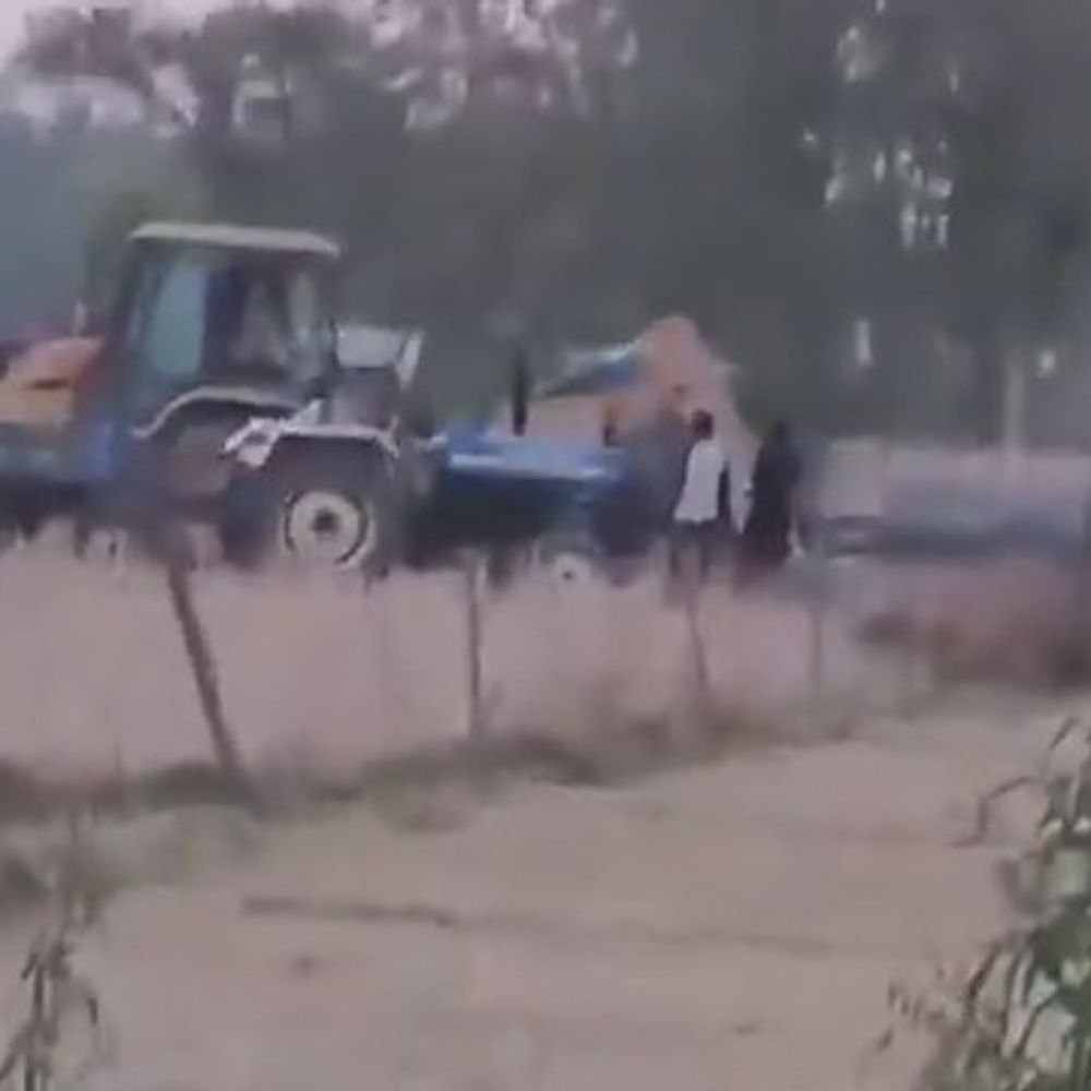 खनन विभाग की लापरवाही से जोरों पर अवैध खनन:सोनवारा गांव में अवैध मिट्टी खनन करते VIDEO,जेसीबी से चल रही खोदाई