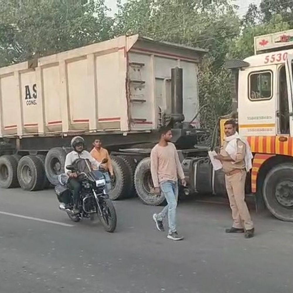 डंपर ने बाइक सवार को रौंदा, 100 मीटर तक घसीटा:किशोरी की मौत; महिला समेत दो घायल; चालक फरार