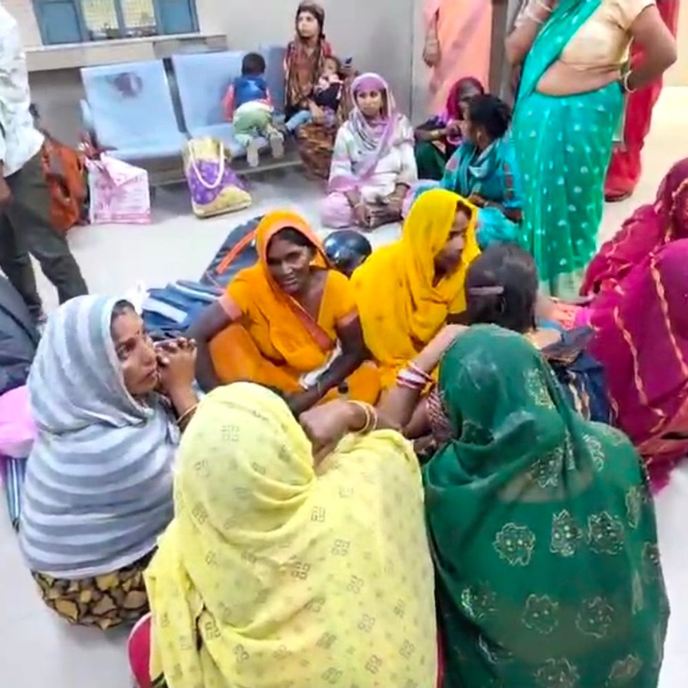 रोडवेज बस ने खड़ी बाइक को मारी टक्कर:फर्रुखाबाद में भाई-बहन की मौत, इटावा-बरेली हाइवे पर हादसा