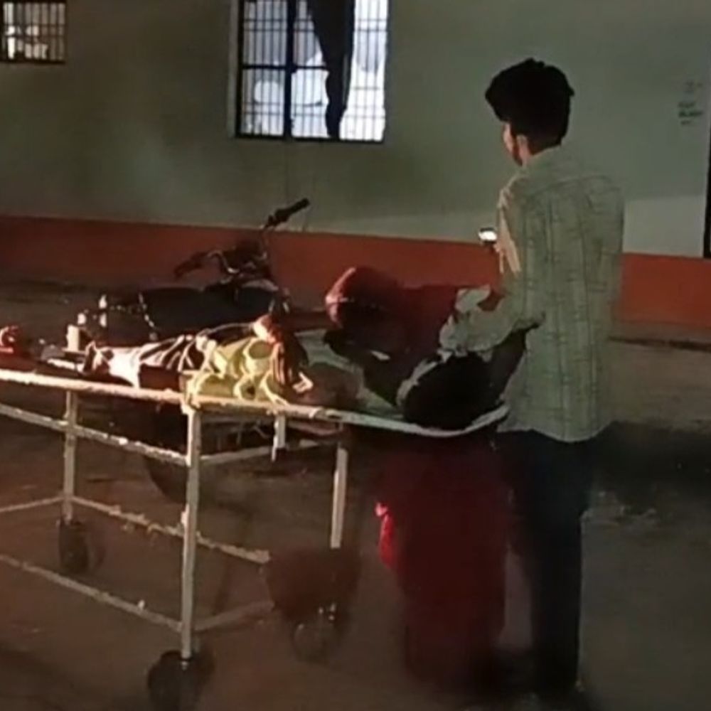 बदायूं में कार की टक्कर से बाइक सवार की मौत:परिजनों ने अस्पताल में किया हंगामा, पुलिस ने शव को मोर्चरी में रखवाया