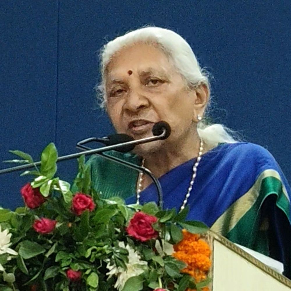 सीतापुर पहुंचीं राज्यपाल आनंदीबेन पटेल:बोलीं- आत्मनिर्भर बना भारत, अब शस्त्रों का कर रहा निर्यात, प्रमाण पत्र बांटे