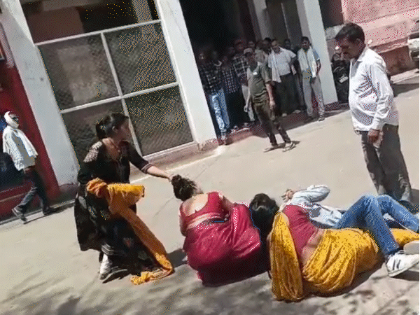 टीकमगढ़ कोर्ट में दहेज केस की सुनवाई के दौरान हंगामा:दो पक्षों में जमकर मारपीट, एक-दूसरे को जमकर मारी चप्पलें