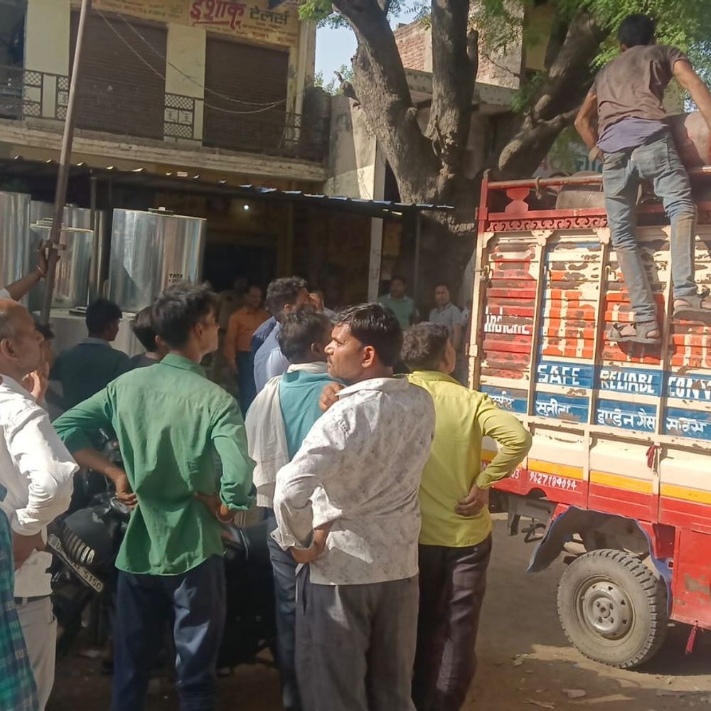 हाथरस में अवैध गैस रिफिलिंग का भंडाफोड़:प्रशासन की छापेमारी में 74 गैस सिलेंडर जब्त, दुकानदार फरार