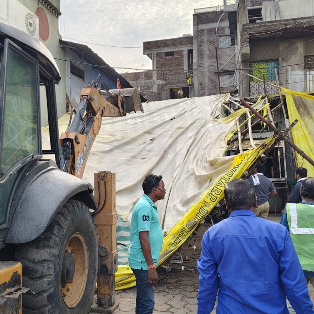 बुरहानपुर में जेसीबी से तोड़े अवैध निर्माण:सुभाष चौक पर सड़क हुई और चौड़ी, आवागमन आसान होगा