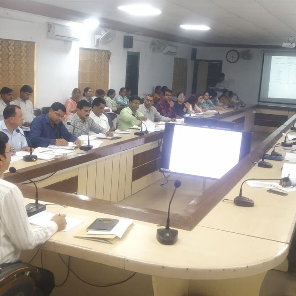 फिरोजाबाद में मनरेगा में लापरवाही पर डीएम सख्त:APO का वेतन रोका, 4 बीडीओ को नोटिस; महिलाओं ने बनाए 1.43 लाख मानव दिवस