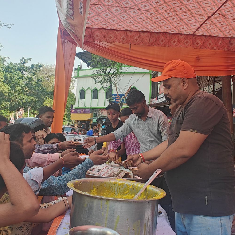 लखनऊ में बड़े मंगल पर भंडारा:अखंड पाठ से हुई शुरुआत, 2002 से हर साल हो रहा है आयोजन