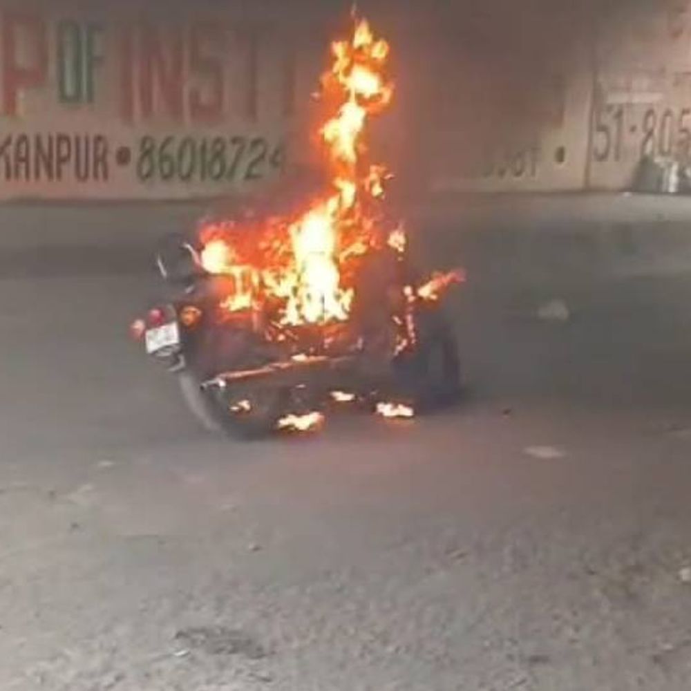 चलती बाइक में लगी आग:बाइक में आग लगते ही उससे उतरकर किनारे खड़ा हो गया सवार, पुलिस ने लोगों की मदद से बुझाई आग