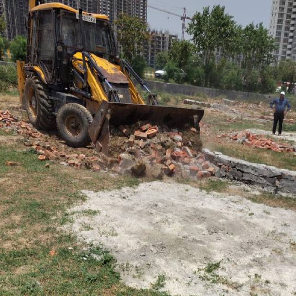 नोएडा प्राधिकरण ने कब्जा मुक्त कराई 30 करोड़ की जमीन:10 हजार वर्गमीटर जमीन पर हो रही थी अवैध प्लाटिंग, निर्माण पर चलाया जेसीबी