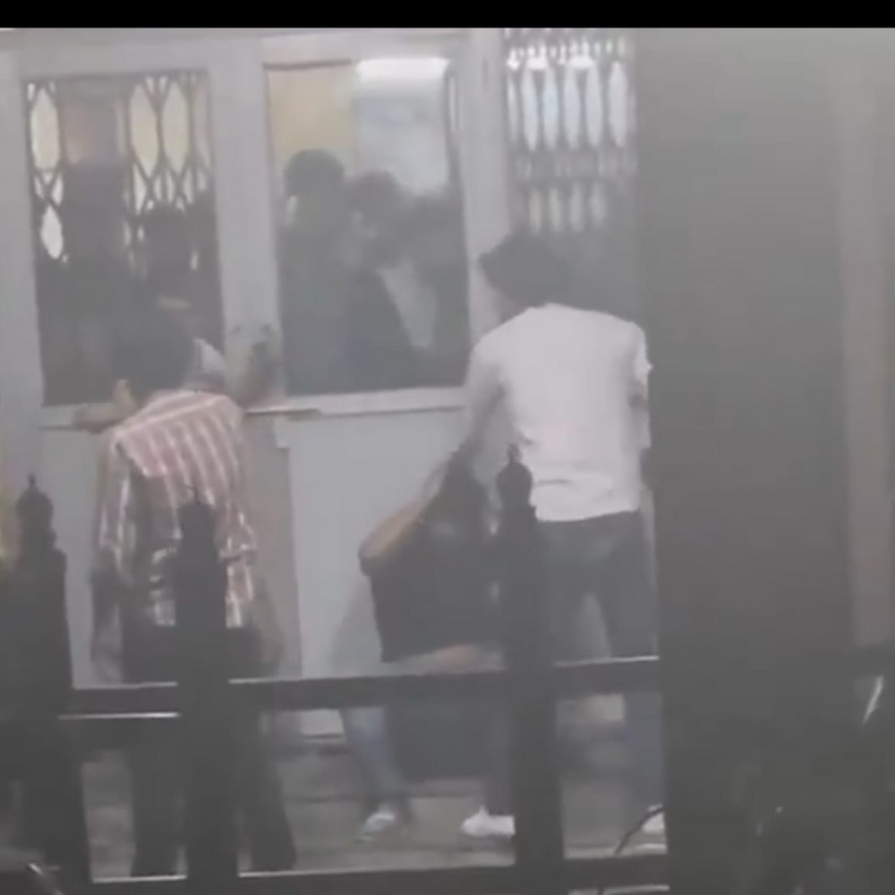 पूर्व छात्रसंघ अध्यक्ष के हमलावर ने दिया पुलिस को चकमा:1 गिरफ्तार, दूसरे ने किया हापुड़ कोर्ट में सरेंडर, सीसीएसयू प्रशासन ने कैंपस में प्रवेश पर लगाया प्रतिबंध