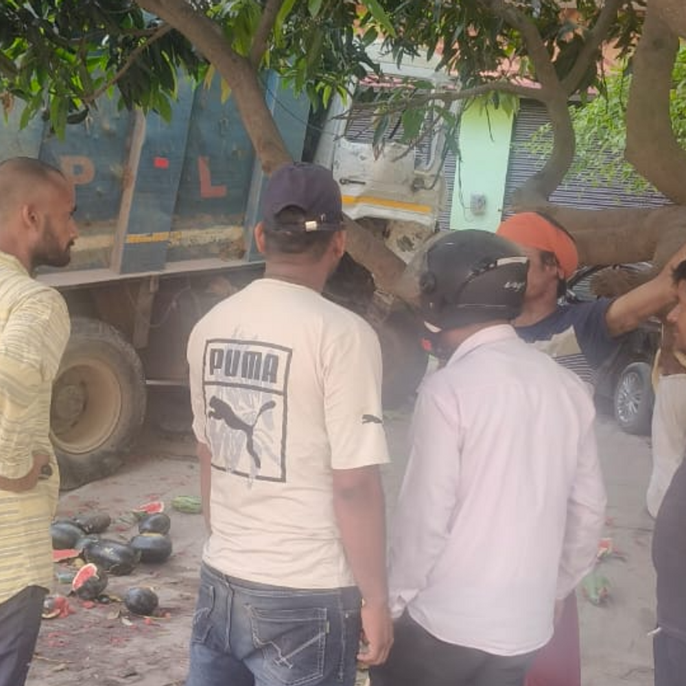 डंपर ने मार्निंग वॉक पर निकले 5 लोगों को कुचला:15 साल के लड़के की मौत, युवती समेत 4 की हालत नाजुक