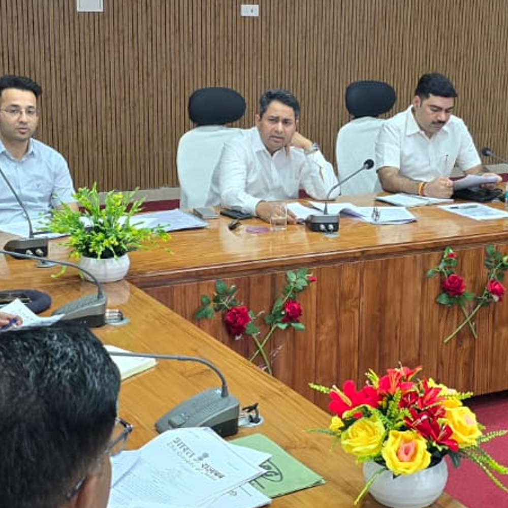 झांसी DM बोले-लोगों की जान कीमती है, दुर्घटनाओं को रोकें:इलाइट से सीपरी जाने वाली सड़क पर खड़ी होने वाली बसों के होंगे चालान