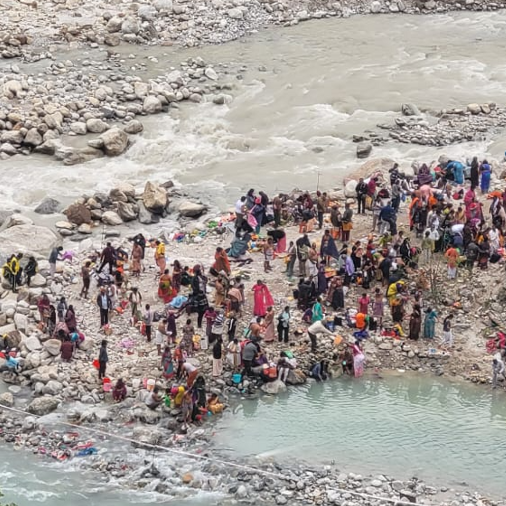 चमोली के माणा गांव में पुष्कर कुंभ शुरू:अलकनंदा-सरस्वती के संगम पर श्रद्धालुओं ने लगाई आस्था की डुबकी,12 साल बाद हुआ आयोजन