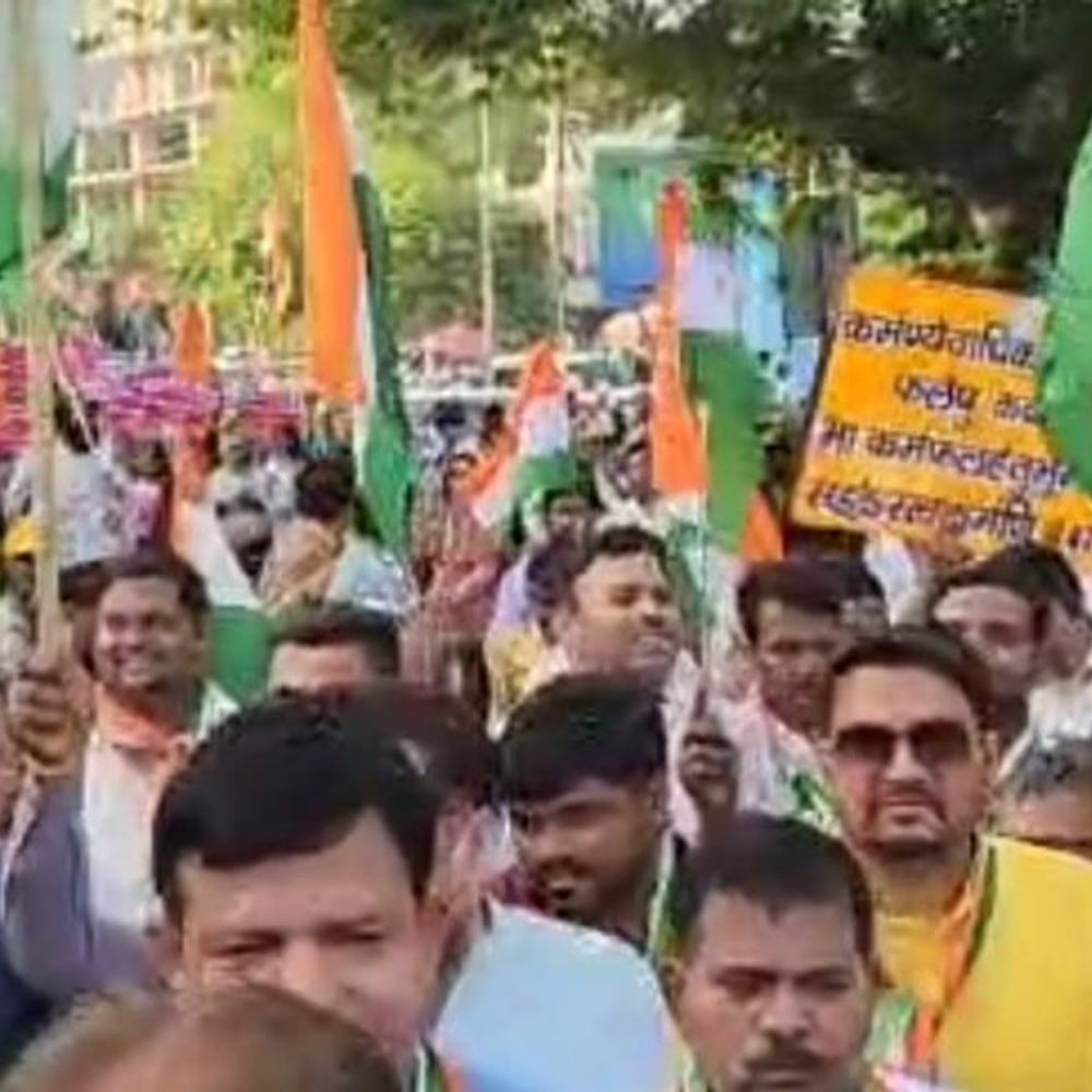 ऑपरेशन-सिंदूर की कामयाबी पर भाजपा ने निकाली तिरंगा शौर्य यात्रा:आगरा में राष्ट्रीय ध्वज और भाजपा का झंडा लेकर निकले कार्यकर्ता, एनसीसी कैडिट भी हुए शामिल