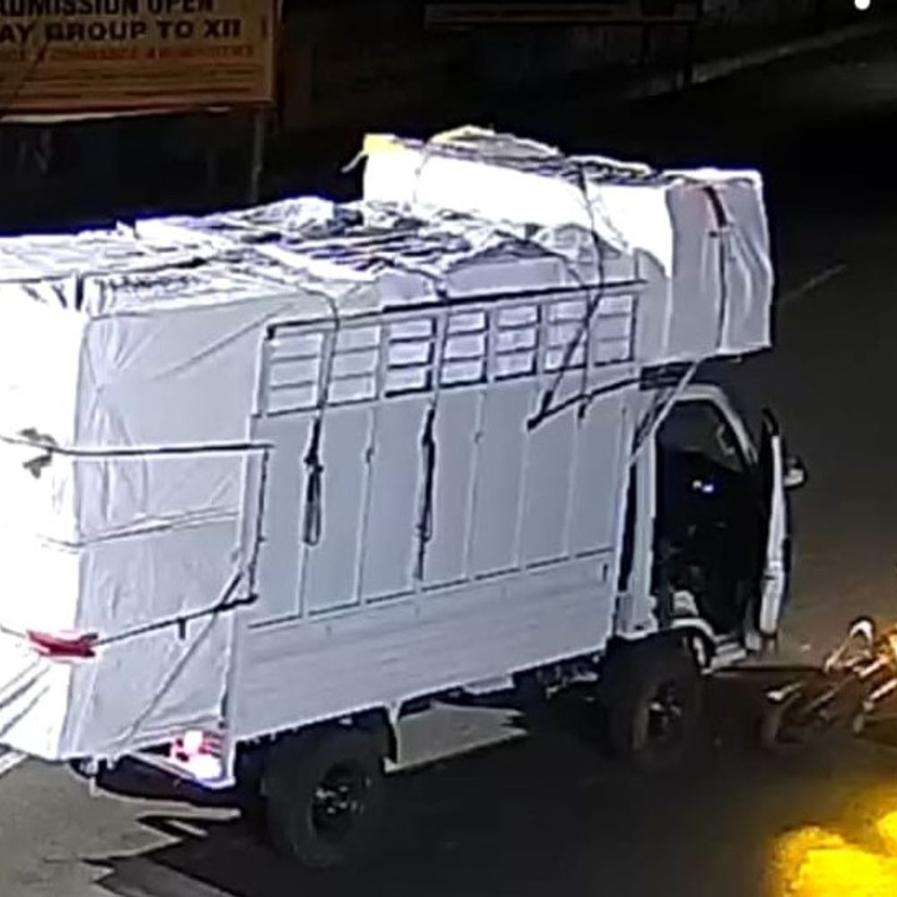 पीलीभीत में पिकअप ने बाइक सवार को टक्कर मारी:दूध लेने जा रहे युवक को घसीटा, चालक फरार; CCTV में कैद हुई घटना