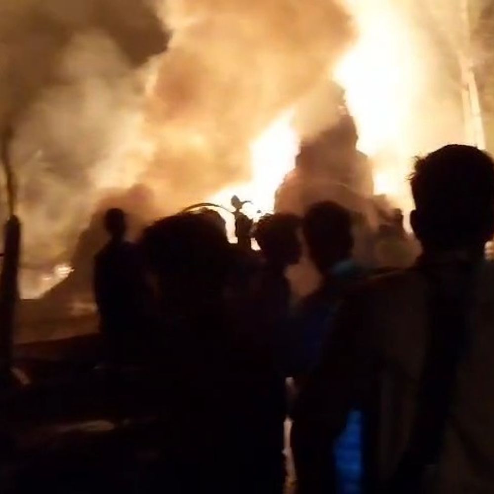 सिलेंडर ब्लास्ट होने से छप्पर पोश घर में लगी आग:लोग जान बचाकर भागे, 2 घंटे में फायर ब्रिगेड ने पाया काबू