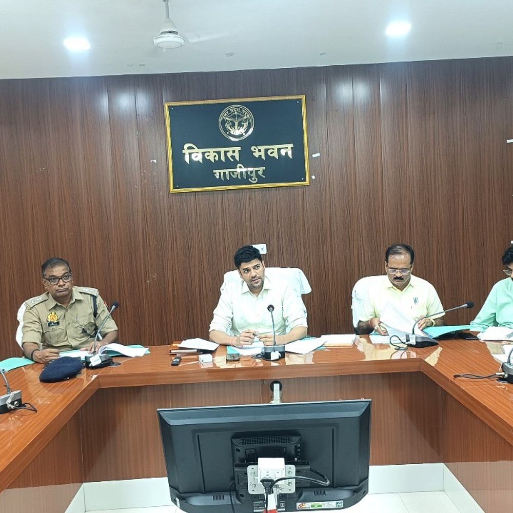 गाजीपुर में जिला उद्योग बंधु की बैठक:वीर अब्दुल शहीद सेतु की लाइटें 3 दिन में ठीक करने का निर्देश, नंदगंज में जाम की समस्या पर होगी कार्रवाई