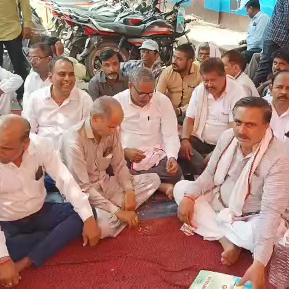 मथुरा में दस्तावेज लेखकों की हड़ताल:स्टाम्प वेंडर छंटनी और कार्यालय स्थानांतरण का विरोध, रोजी-रोटी का संकट