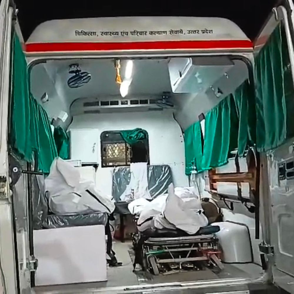 पिकअप की टक्कर से बाइक सवार पिता-पुत्र की मौत:फिरोजाबाद में लगन समारोह में जाते समय हादसा, आरोपी चालक फरार