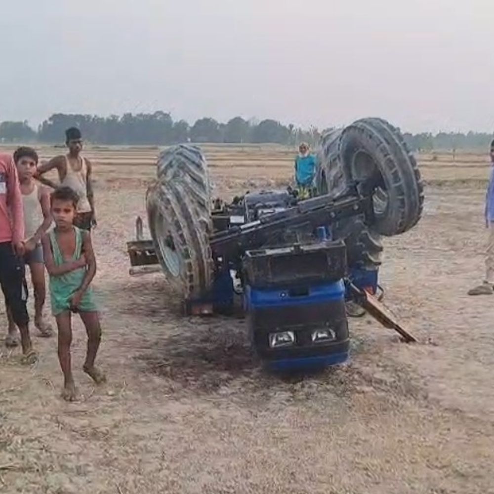 श्रावस्ती में ट्रैक्टर पलटने से चालक की मौत:खेत की जुताई करने जाने के दौरान हुआ हादसा, गाड़ी के नीचे दबा चालक