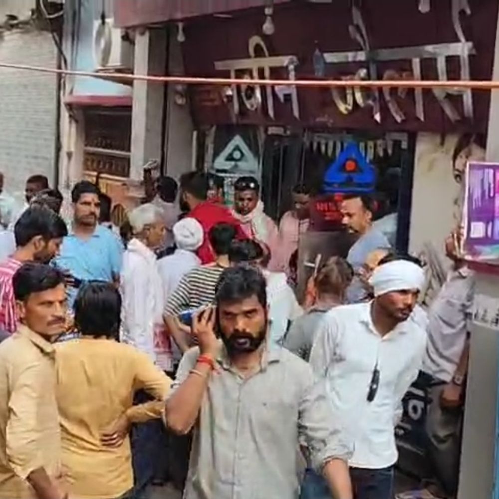 ज्वैलरी शॉप पर बदमाशों ने तमंचा दिखाकर की लूट:जेवर और नकदी लेकर फरार, घटना CCTV में कैद