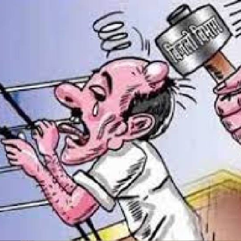 ट्रांसफार्मर की चेकिंग में लापरवाही:उपभोक्ताओं की बढ़ती शिकायतों पर लेसा की सख्ती; जेई निलंबित