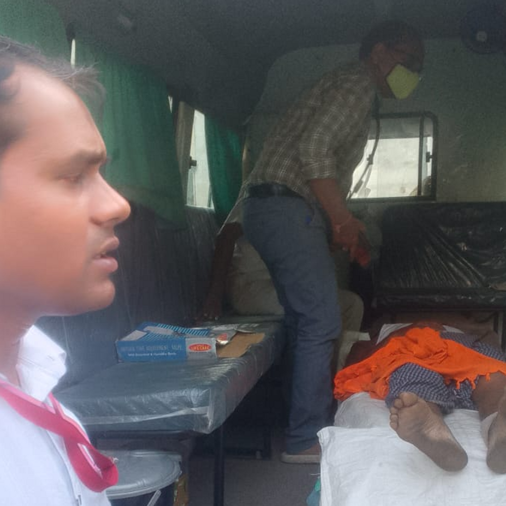 ताजमहल की पार्किंग में एक व्यक्ति की मौत:कर्नाटक के ग्रुप के साथ बावर्ची के रूप में घूम रहा था