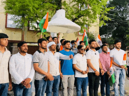 वाराणसी में NSUI ने निकाला शांति मार्च:कर्नल सोफिया कुरैशी पर विवादित बयान देने वाले मंत्री की बर्खास्तगी की उठाई मांग