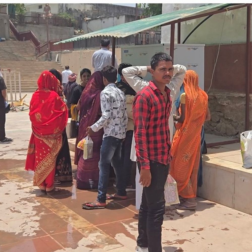 निवाड़ी में रामराजा मंदिर में लगी हरि नेट और कूलर:43 डिग्री तापमान में भी उमड़ रहे श्रद्धालु, मिल रही छाया और ठंडा पानी