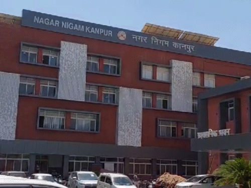 अवैध विज्ञापनों के खिलाफ नगर निगम करेगा कार्रवाई:लखनऊ की तुलना में कानपुर विज्ञापन से राजस्व इकट्‌ठा करने में पीछे, इस बार 15 करोड़ का लक्ष्य