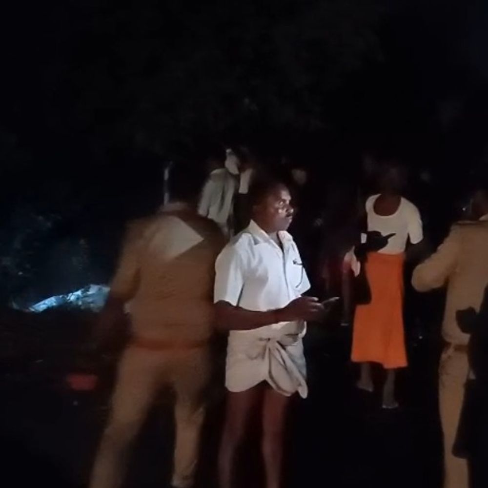 कौशांबी में हाइवे किनारे मिला युवक का शव:पेट में धारदार हथियार के निशान, पहचान नहीं हो पाई; पुलिस जांच में जुटी