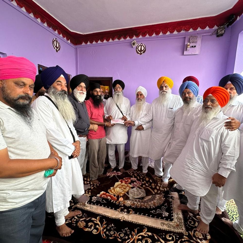 अमृतसर में SGPC ने दिए 5-5 लाख के चेक:पाक-हमले में मारे गए सिखों के परिवारों की मदद, जम्मू-कश्मीर में अल्पसंख्यक कोटा देने की मांग