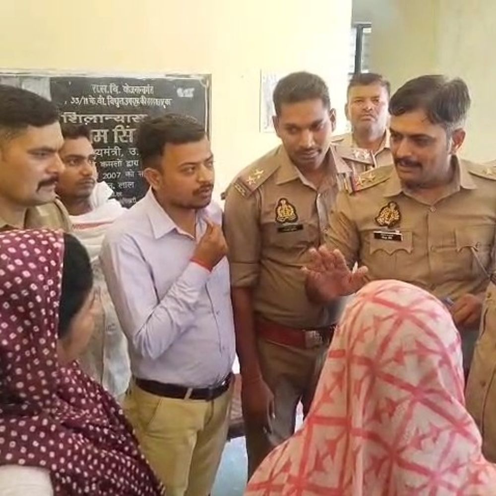 महोबा में बिजली कनेक्शन को लेकर महिलाओं का विरोध:कांग्रेस महिला जिलाध्यक्ष के नेतृत्व में विद्युत विभाग पर किया प्रदर्शन, कनेक्शन-बिल की समस्या बताई