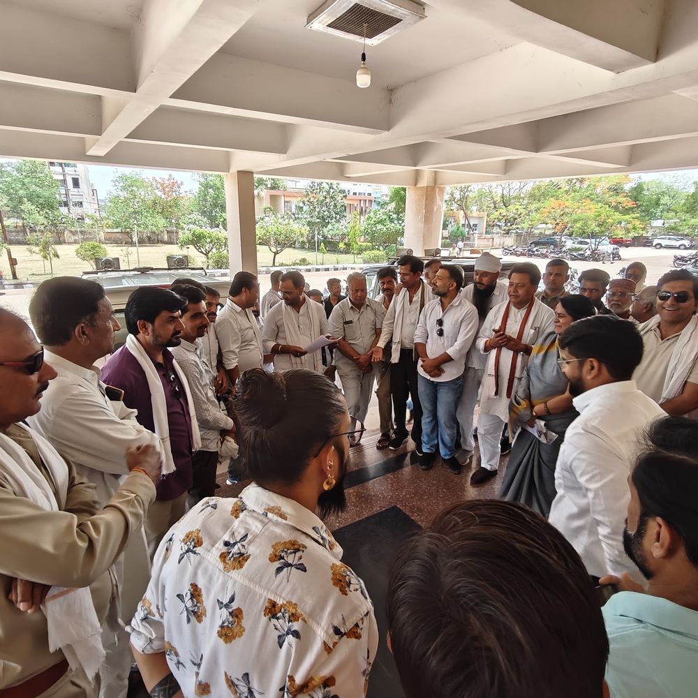 अशोकनगर के कलेक्ट्रेट में कांग्रेस का विरोध प्रदर्शन:राज्यपाल को सौंपा ज्ञापन; मंत्री विजय शाह को हटाने की मांग