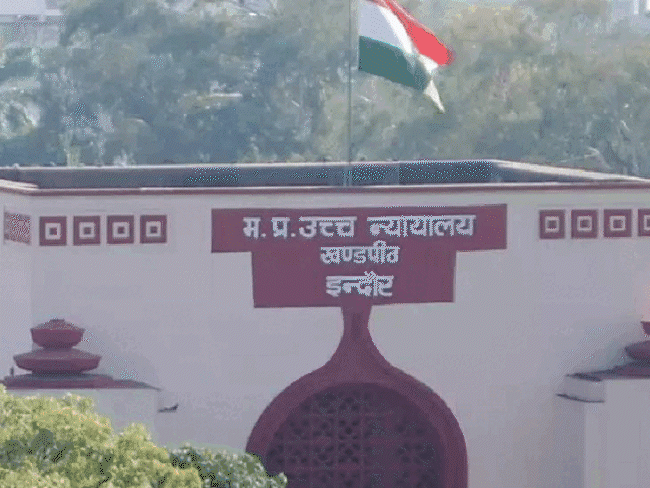 NEET-UG के रिजल्ट पर एमपी हाईकोर्ट ने रोक लगाई:तेज हवा-बारिश के कारण बिजली गुल हुई थी; अंधेरे में पेपर तक नहीं पढ़ पाए थे