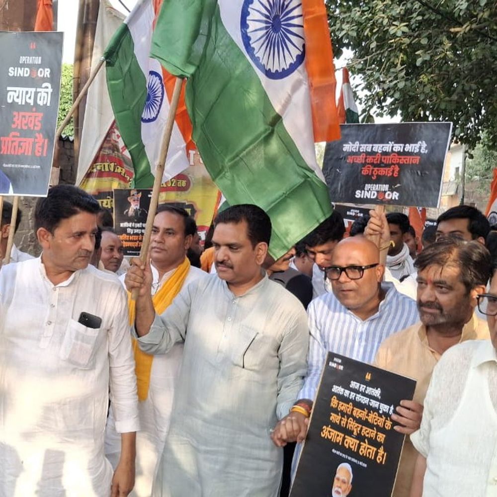 ऑपरेशन सिंदूर की सफलता पर कन्नौज में तिरंगा यात्रा:एनसीसी कैडेट्स और पूर्व सैनिकों ने लिया हिस्सा, मंत्री असीम अरुण ने किया नेतृत्व