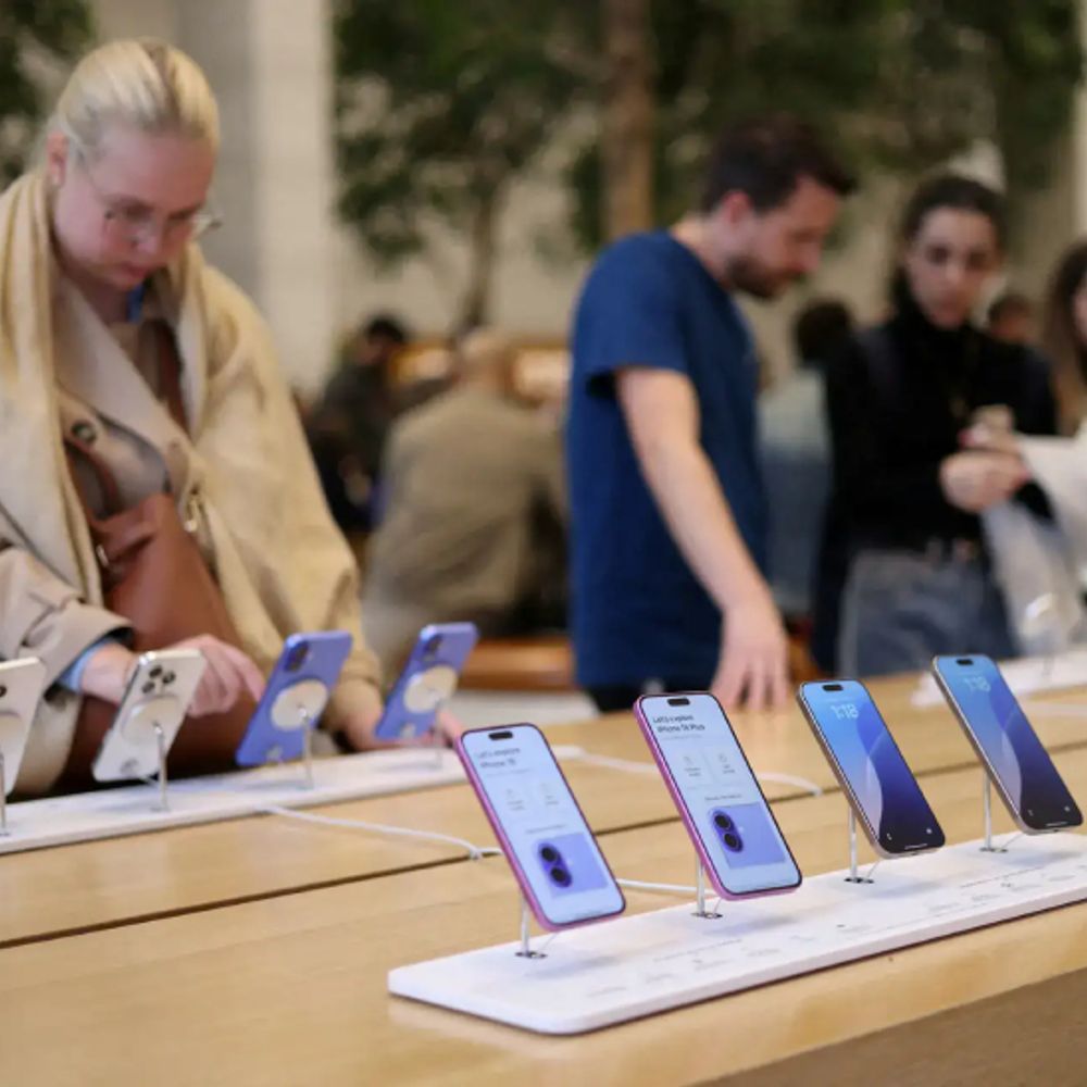 ₹85-हजार के आईफोन की कीमत ₹2.5 लाख हो सकती है:ट्रम्प ने कहा था- नहीं चाहता एपल प्रोडक्ट भारत में बनें, अमेरिका में प्रोडक्शन बढ़ाएं