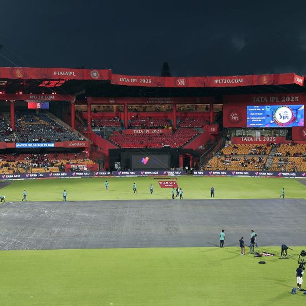 कोहली को ट्रिब्यूट देने सफेद जर्सी में पहुंचे फैंस:बारिश के कारण बेंगलुरु-कोलकाता मैच का टॉस डिले