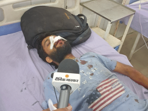 आजमगढ़ में सड़क दुर्घटना महिला की मौत:आठ गंभीर रूप से घायलों का आजमगढ़ के मंडलीय अस्पताल में चल रहा है इलाज यात्री बोले रफ्तार थी अधिक