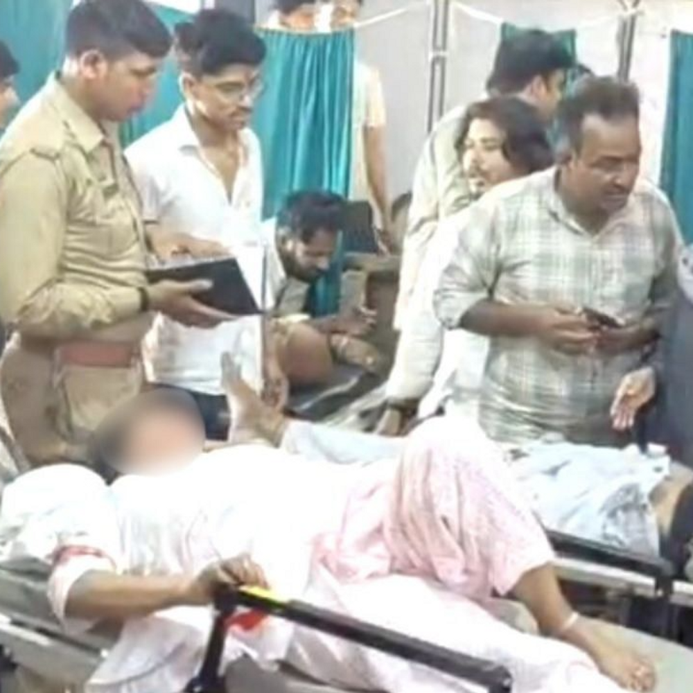 सड़क हादसे में सेवानिवृत्त जेई की पत्नी की मौत:लालगंज में कारों की हुई थी टक्कर, 6 लोग घायल