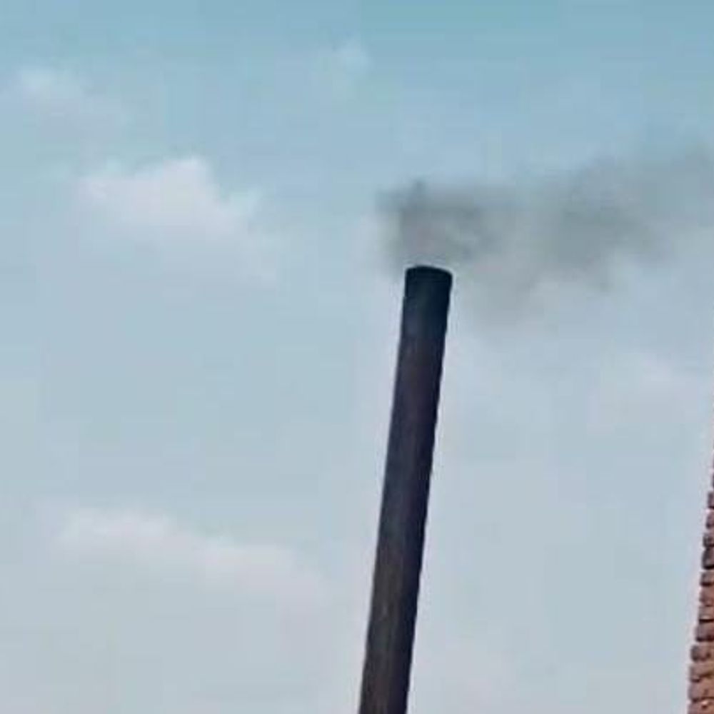 बिधनू में अवैध नमकीन फैक्ट्री से निकल रहा जहरीला धुआं:SSB जवान की मां-पत्नी और बच्चे बीमार, स्थानीय लोगों ने की शिकायत