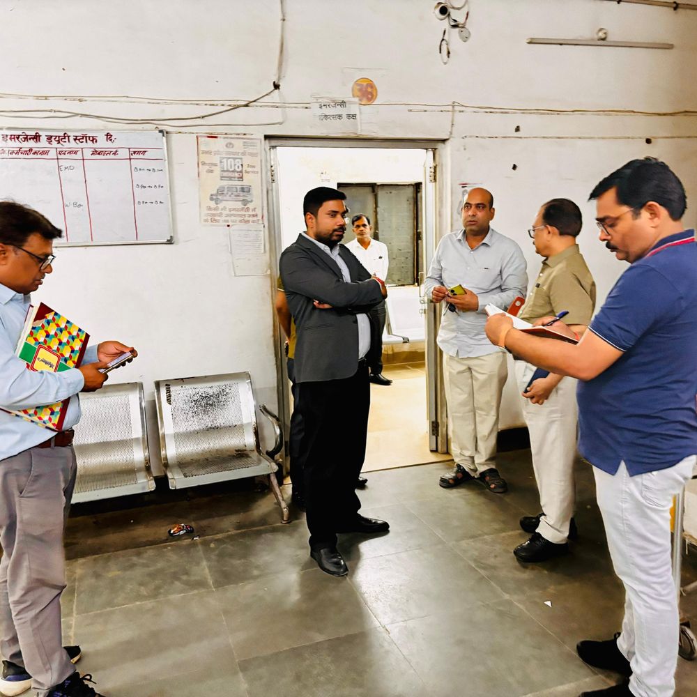 रात में अस्पतालों का औचक निरीक्षण:अमेठी सीडीओ ने जिला अस्पताल में पाई कई खामियां, दिए सुधार के निर्देश