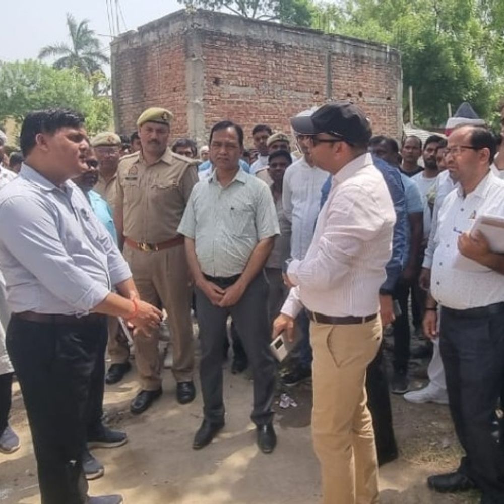 भदोही के आसरा आवास में सीवर लाइन खराब:डीएम ने किया निरीक्षण, नपा और डूडा अधिकारियों को समाधान के निर्देश