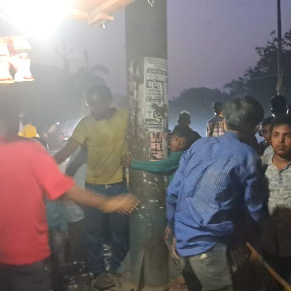 शराब के नशे में युवक का हंगामा, VIDEO:CMO कार्यालय के सामने साथी से झगड़ा, बाइक पटकी; शादी में कैमरा चलाने जा रहे थे