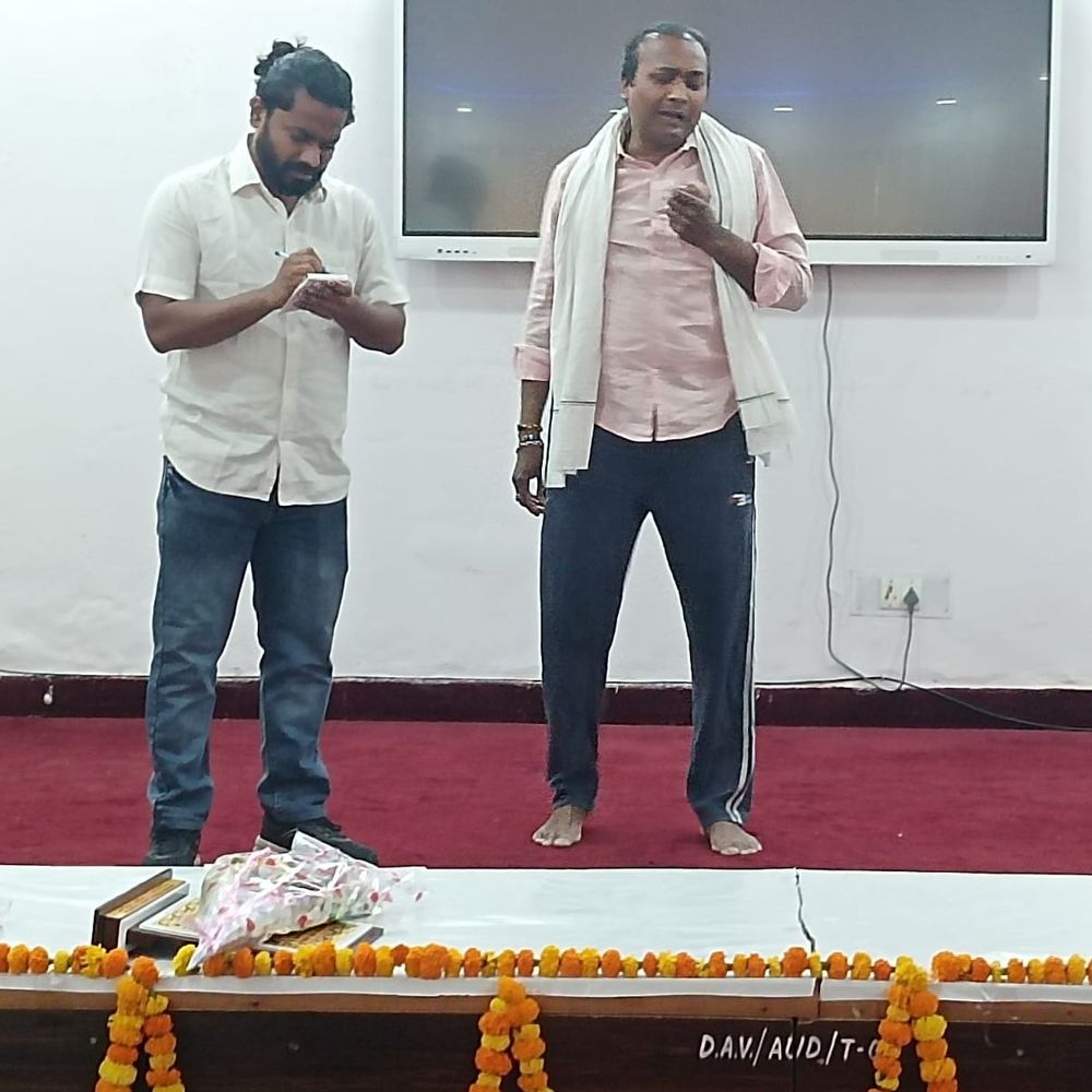 लखनऊ में नाटक 'आत्महत्या' का मंचन:अकेलेपन से जूझते व्यक्ति की कहानी, देवसु थियेटर आर्ट्स ने किया प्रस्तुत