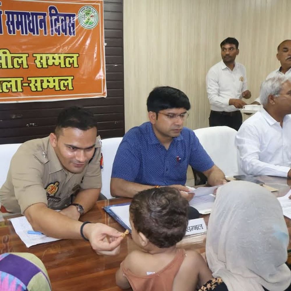 संभल में संपूर्ण समाधान दिवस:शिकायत लेकर आई महिला के बच्चे को एसपी ने दुलारा, ड्राई फ्रूट्स दिए
